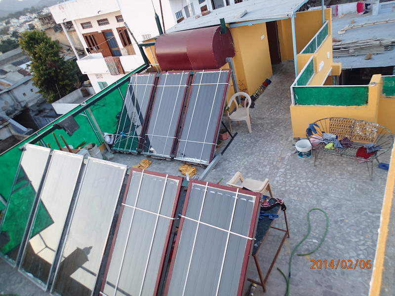kolektory na dachu hostelu Udajpur